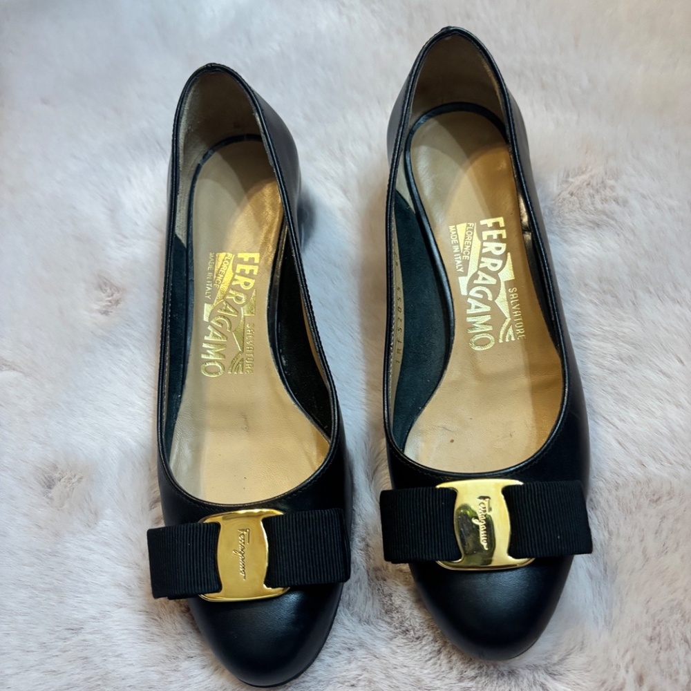 FERRAGAMO Women’s Vara Leather Pumps Sz 4 B Black/Gold - Picture 9 of 9
